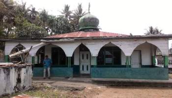 sumber foto: https://i1.wp.com/www.panjimas.com/wp-content/uploads/2017/02/masjid-sinabung.jpg?resize=350%2C200&ssl=1